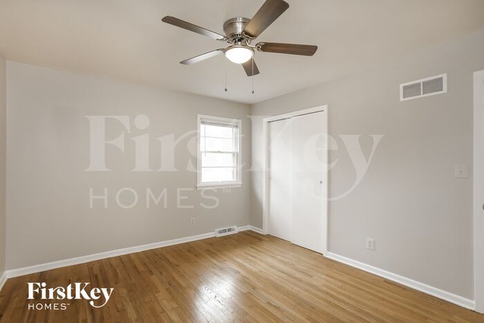 Building Photo - 7625 NW Milrey Dr