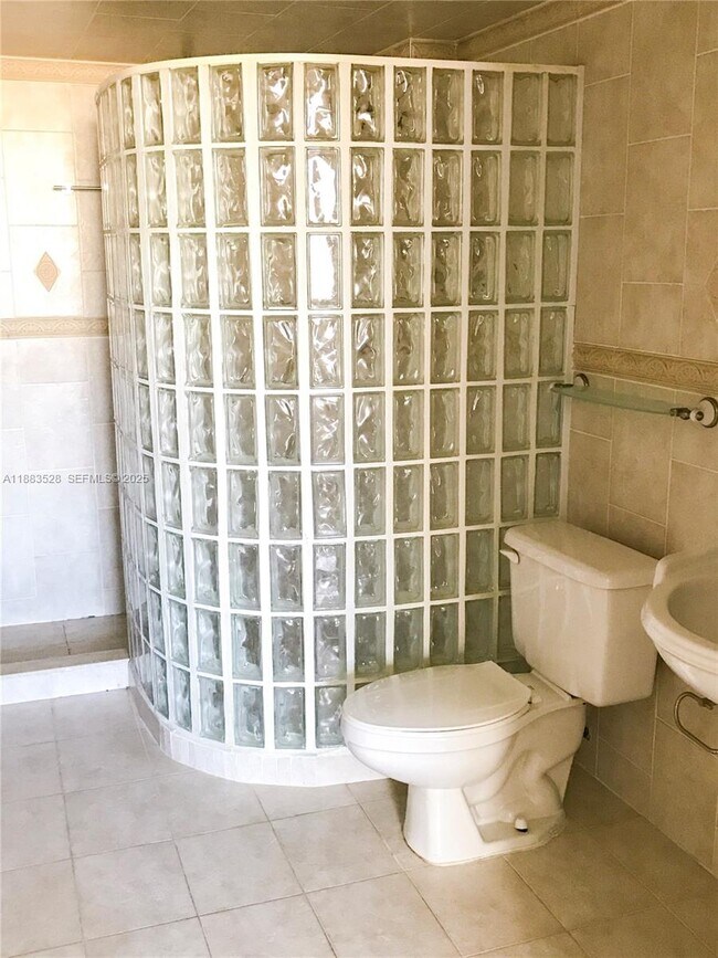 Building Photo - 2642 Collins Ave