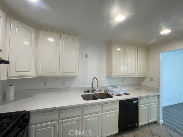 Building Photo - 1830 N Vineyard Ave