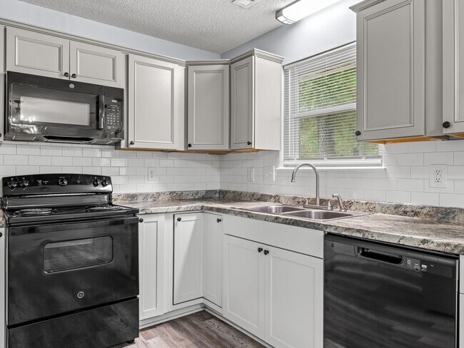 Building Photo - Charming 3 Bedroom Home!