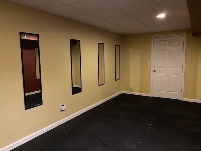 Building Photo - Three Bedroom Home w/ 2.5 Baths and 2 Car ...