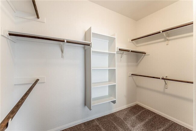 Building Photo - 141 Cres Heights Dr