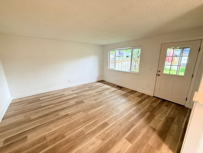 Building Photo - Cute 3 bedroom 1 bath Close to Brentwood City Park and freeway access.