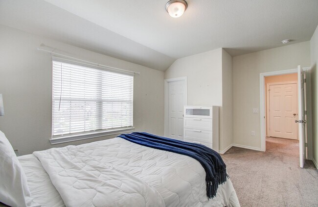 Building Photo - 27817 Ellie Oak Ln