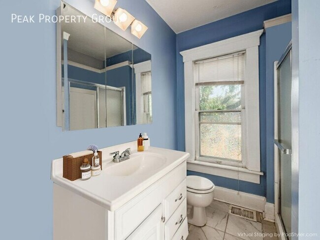 Building Photo - 1400 Summit St