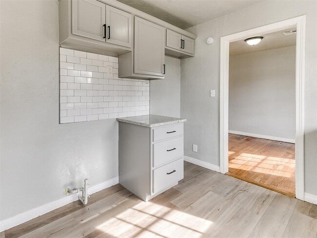 Building Photo - 512 SW 49th St