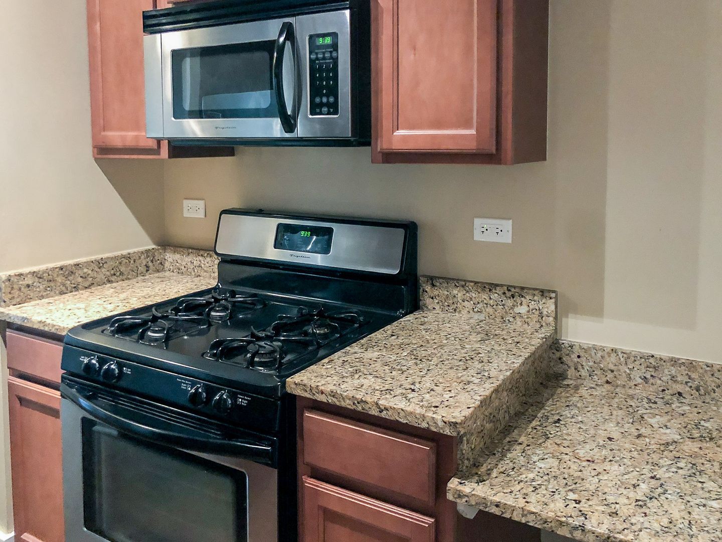 Building Photo - 1847 W Cornelia Ave