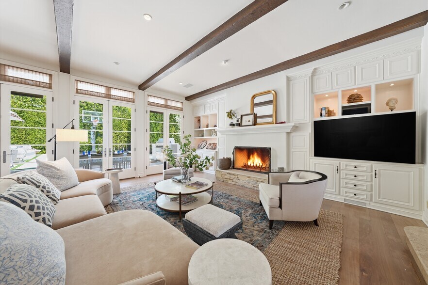 Building Photo - 108 S Poinsettia Ave
