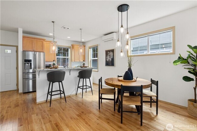 Building Photo - Spacious 3bd/3ba Townhouse