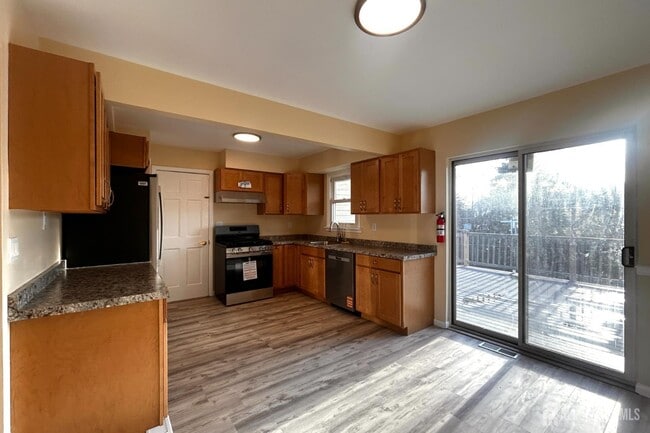 Building Photo - 13 Carpathia St