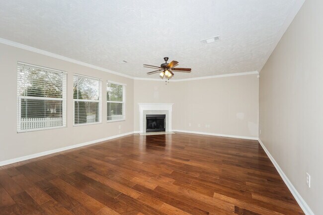 Building Photo - 5823 Roxbury Dr