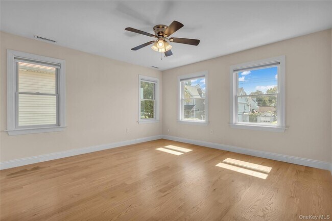 Building Photo - 31 Maple St