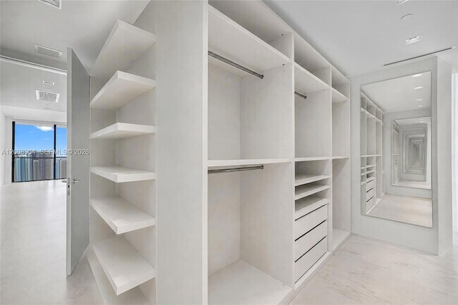 Building Photo - 1000 Biscayne Blvd