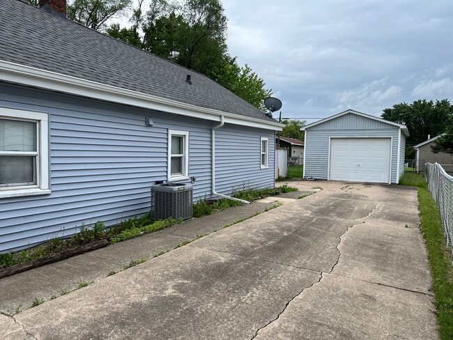 Building Photo - 2 Bed, 1 Bath Single Family House in East ...