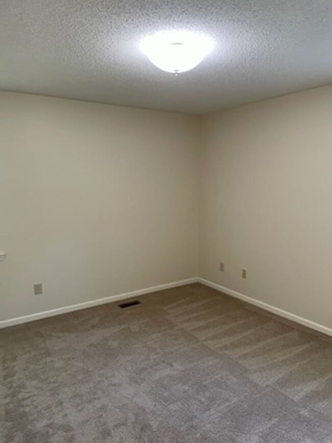 Building Photo - SINGLE FAMILY HOME