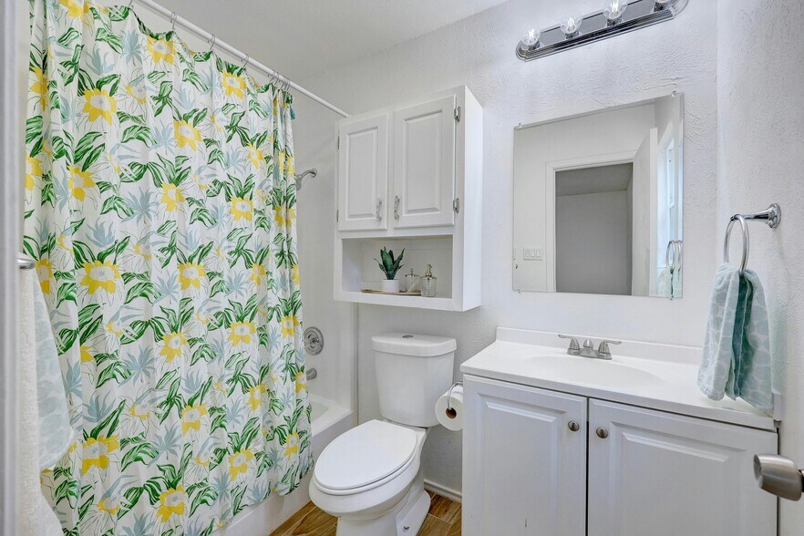 Building Photo - 703 Country Aire Dr