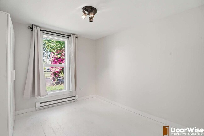 Building Photo - Charming 4-Bed Newberg Home!