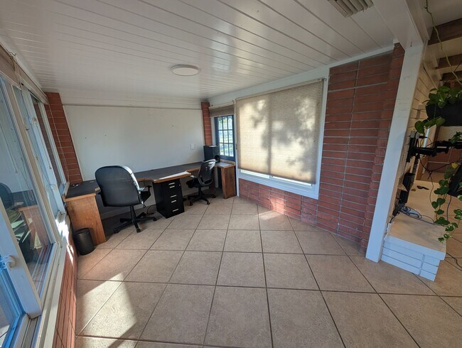 Building Photo - 140 N Briggs Ave