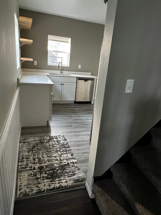 Building Photo - 313 Victoria Ave