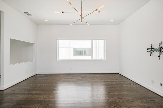 Building Photo - 1157 W 18th St