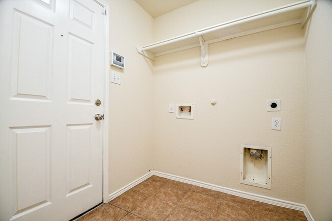 Building Photo - 5327 Stonegate Dr