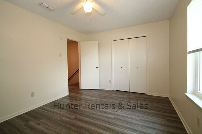 Building Photo - 3704 Hereford Ln