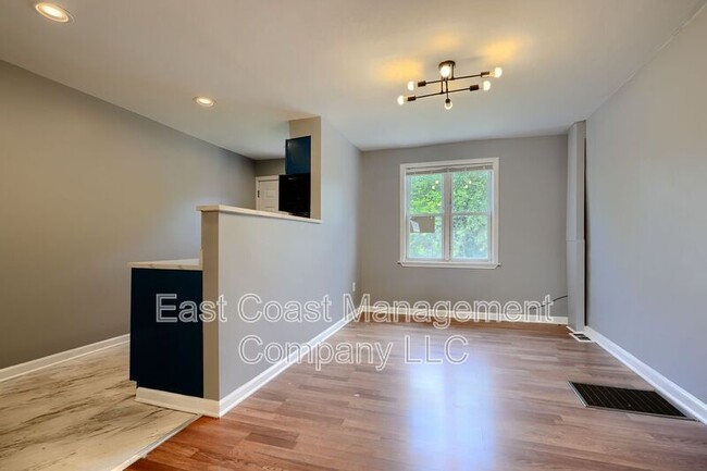 Building Photo - 5044 Chalgrove Ave