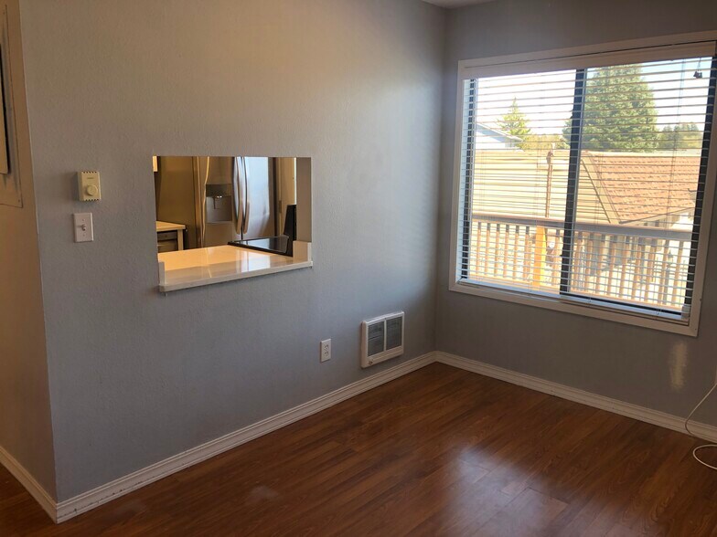 Building Photo - 600 SW Crestview St