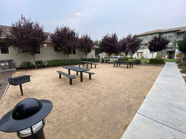 Building Photo - 4Br4Ba Former Model Townhouse Top of the L...