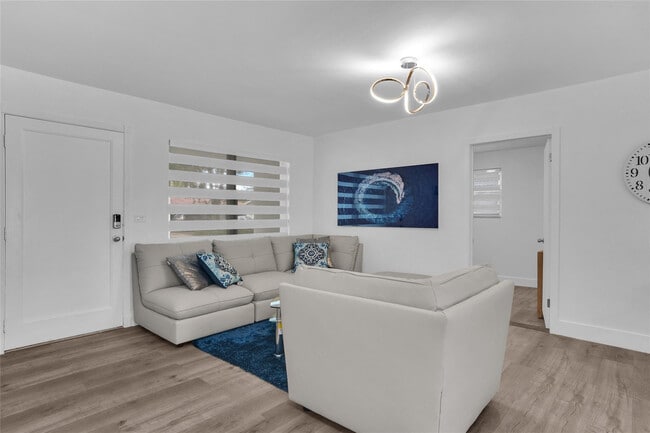 Building Photo - 5311 Pierce St