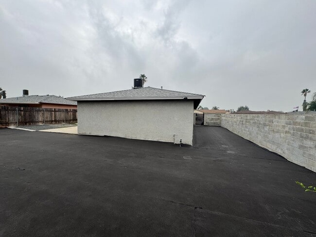 Building Photo - 428 E Montrose St