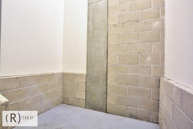 Building Photo - Oceanview Luxurious Chic Condo for High Quality Lifestyle