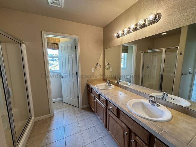 Building Photo - Gorgeous 3 Bedroom Townhouse Near Garden of the Gods
