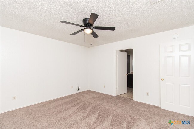 Building Photo - 2104 Corona Dr