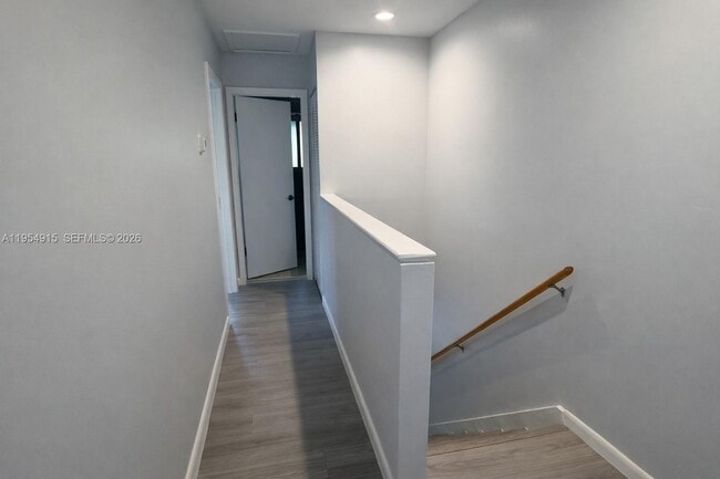 Building Photo - 980 NW N River Dr