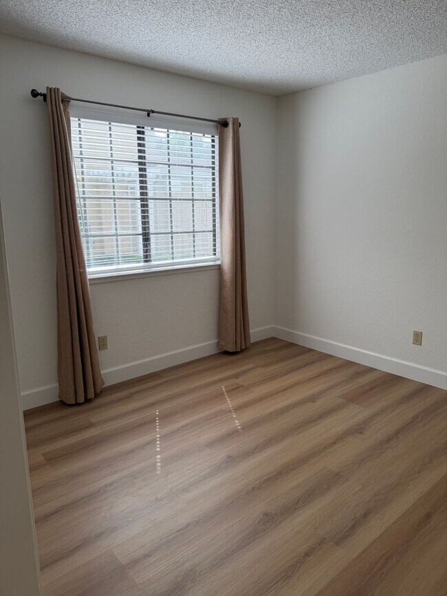 Building Photo - 230 Bridgeside Cir