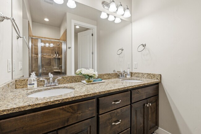 Building Photo - 4221 Torrey Pines Dr