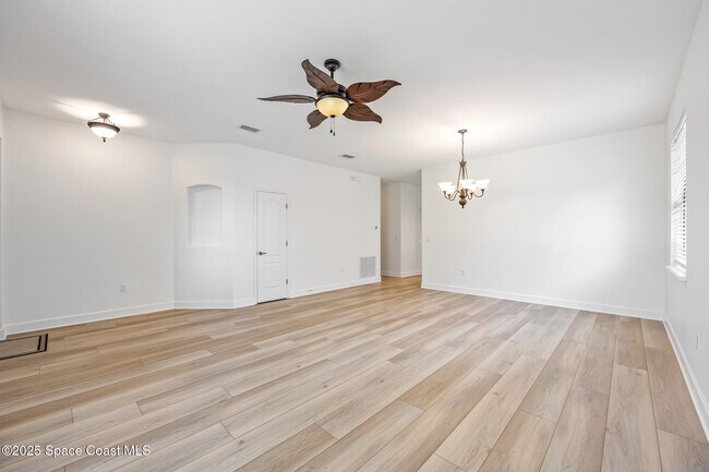 Building Photo - 739 Monterey Dr