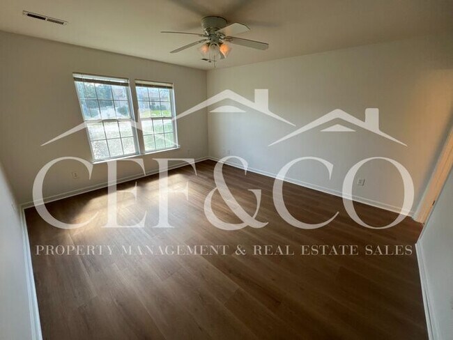 Building Photo - 415 Mt Hood Dr