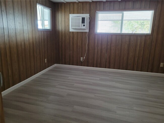 Building Photo - 620 Silver Ln