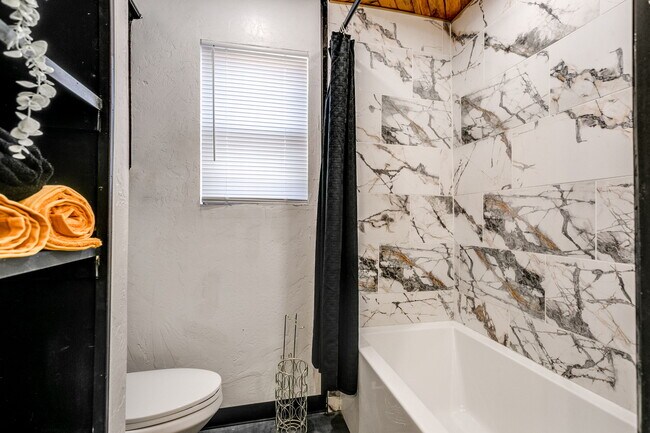 Building Photo - 1521 E Main St