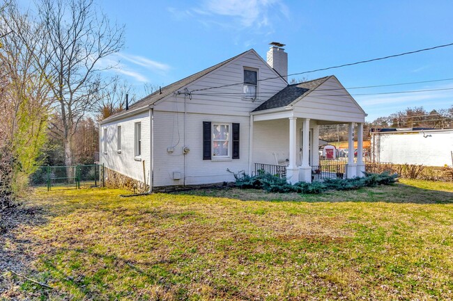 Building Photo - East Nashville Cottage with Fenced Yard, 2...