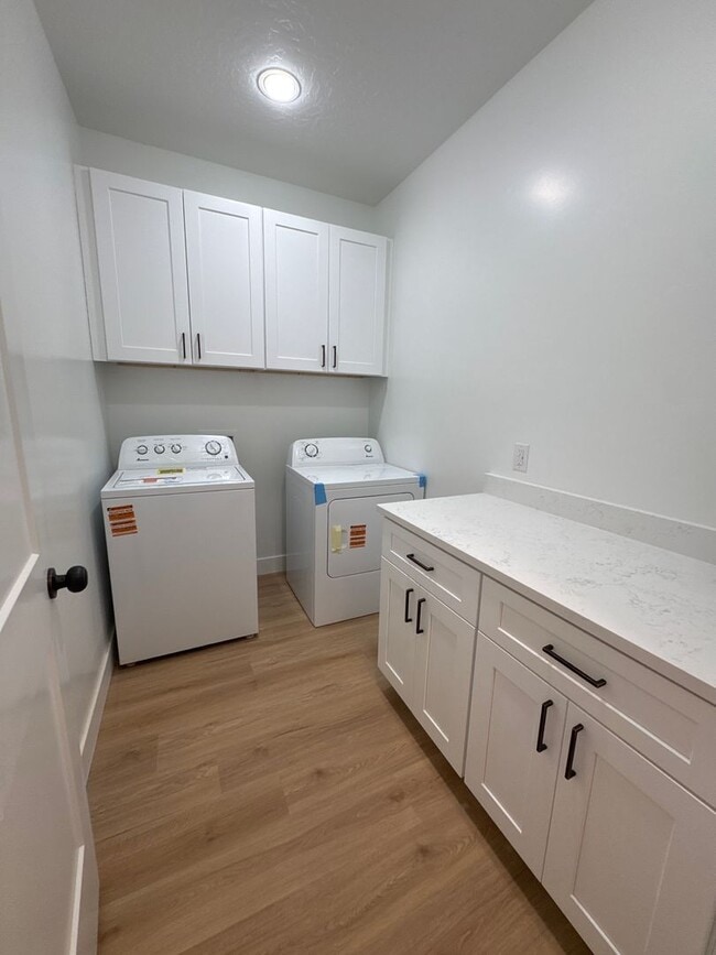 Building Photo - 729 W 350 N