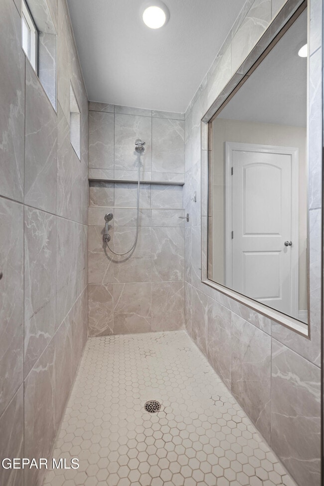 Building Photo - 6024 Hidden Psge Ave