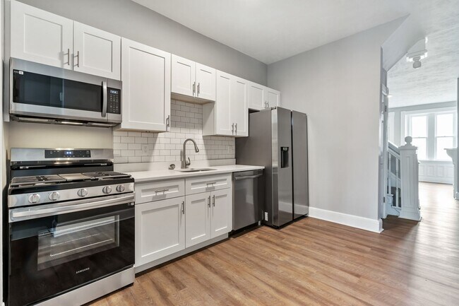 Building Photo - Brand New Remodel - 4BR / 2BA Home in Manchester - In-Unit Laundry, Convenient Location - Availab...