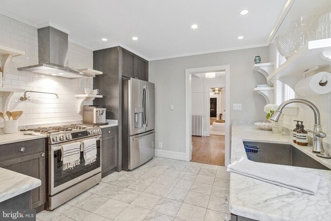 Building Photo - 611 G St SE