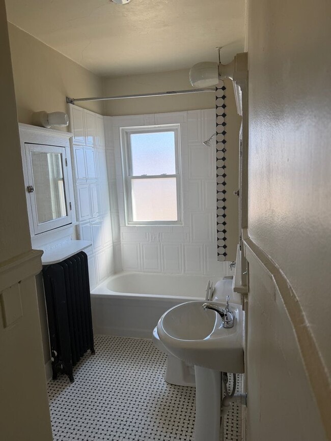 Building Photo - 815 E Locust St