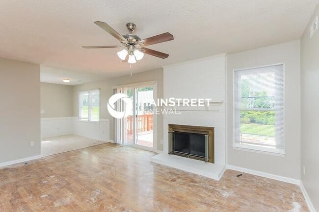 Building Photo - 3 Bedroom Pet-Friendly Home in CHARLOTTE, NC with Main Street Renewal