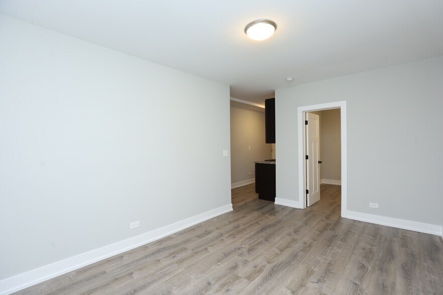 Building Photo - 735 W Brompton Ave