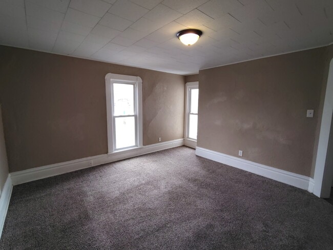 Building Photo - 925 W 5th St